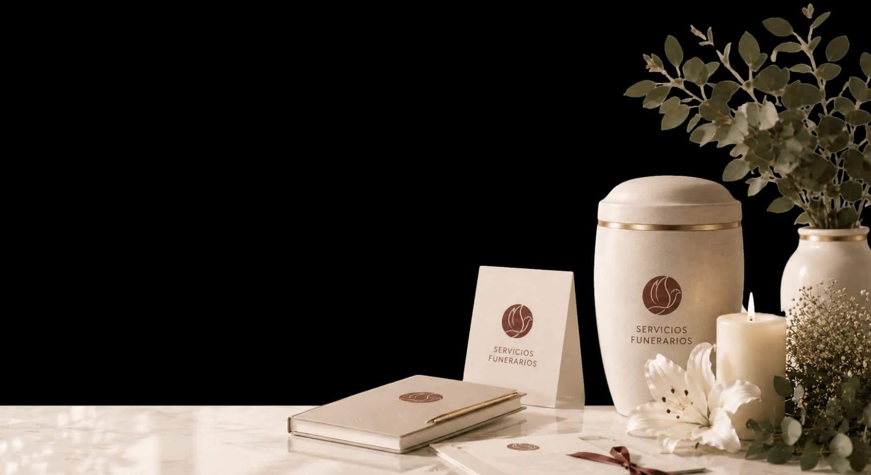 Urna, flores y detalles conmemorativos con luz natural